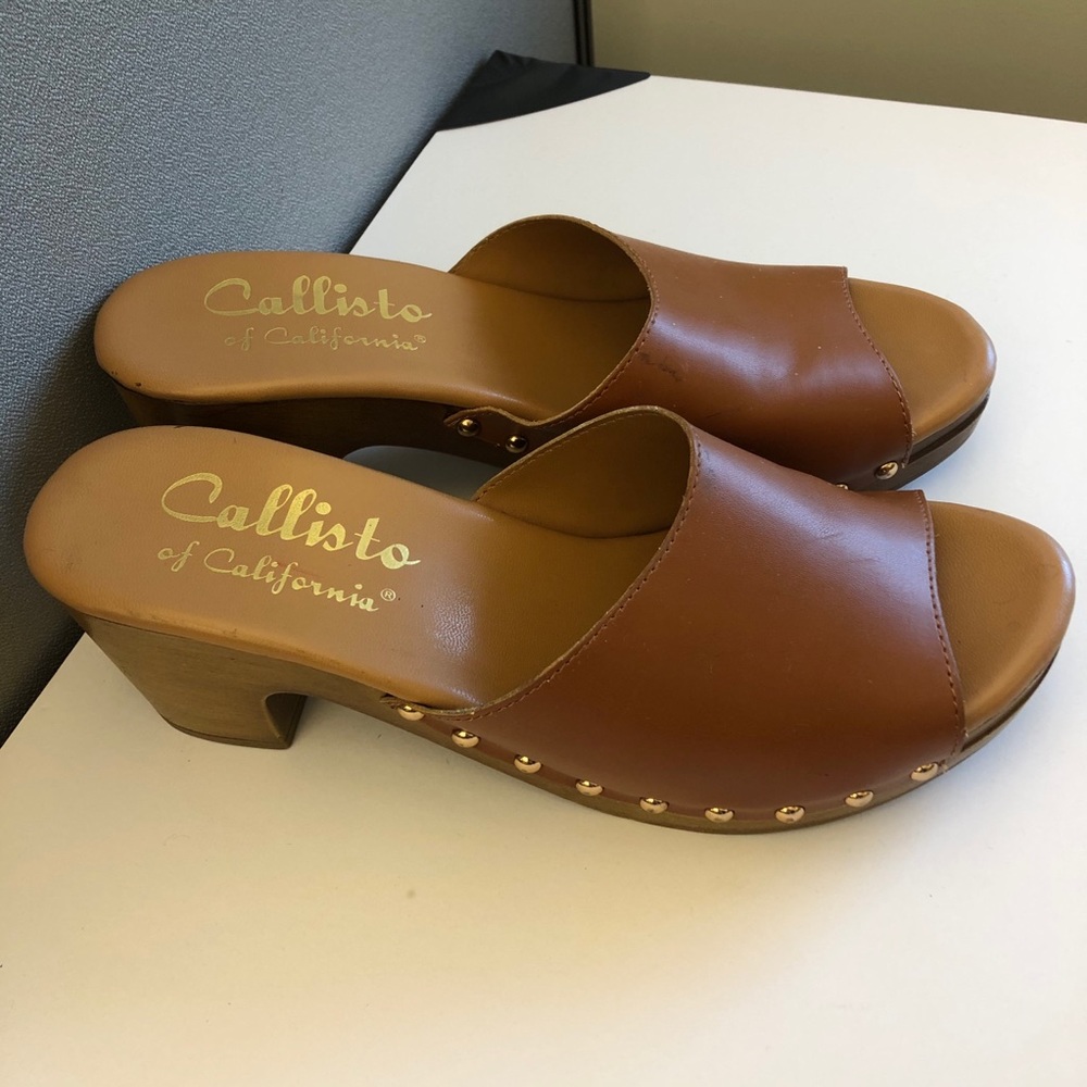 Trendy summer Carmel mules, metal hardware